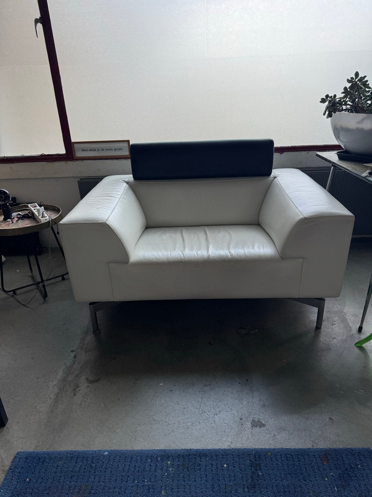 LEOLUX vintage wit leren LoveSeat, Huis en Inrichting, Gebruikt, Tweepersoons, Ophalen of Verzenden, Minder dan 150 cm