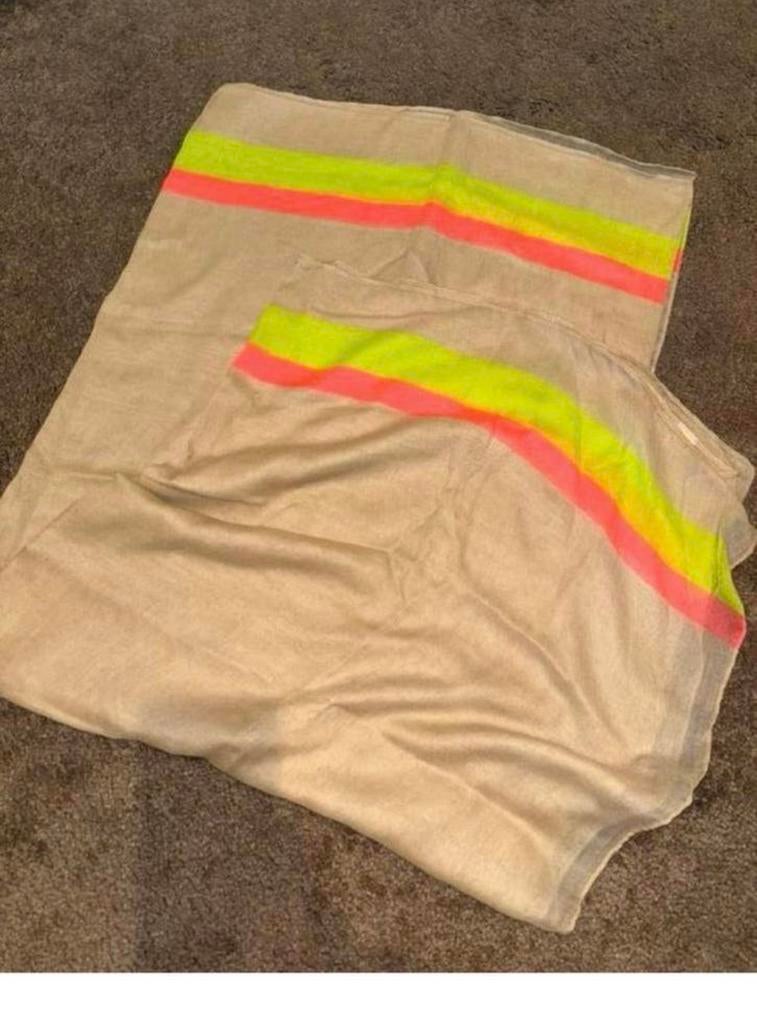 Lichte sjaal met neon strepen, Ophalen of Verzenden, Zo goed als nieuw, Sjaal