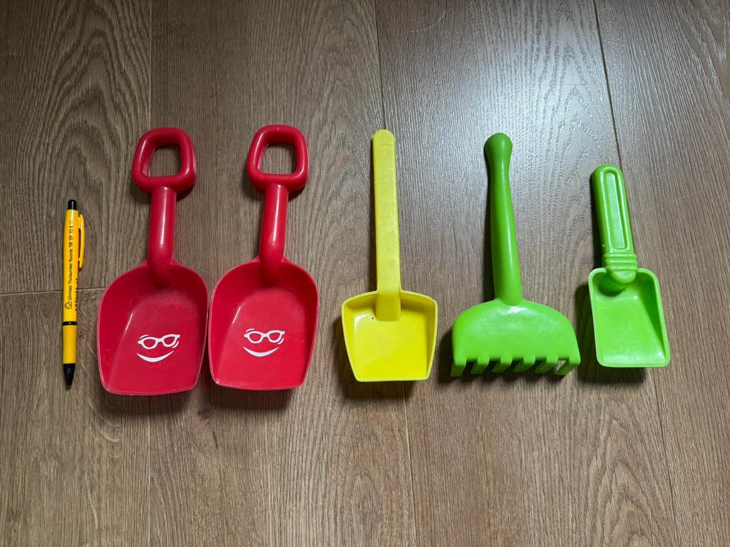 4 schepjes en een harkje voor strand of zandbak, Ophalen of Verzenden, Gebruikt
