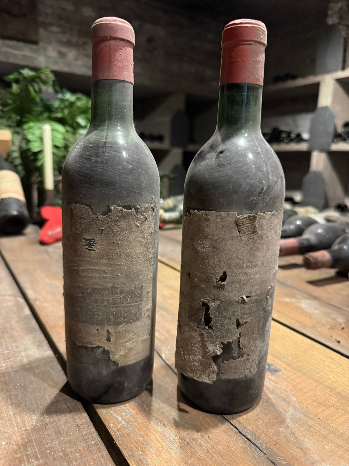 2 Oude flessen Haut-Médoc rode wijn, Ophalen, Gebruikt, Frankrijk, Rode wijn