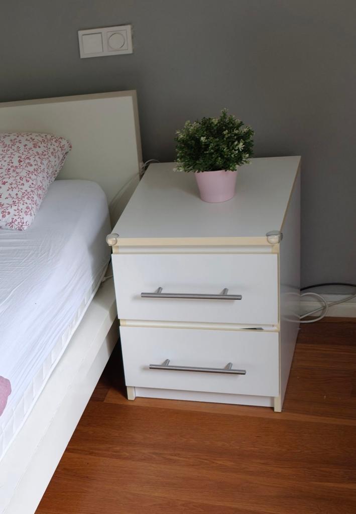 Wit nachtkastje met 2 lades, degelijk, Huis en Inrichting, Ophalen, Gebruikt, Minder dan 45 cm, 55 tot 70 cm