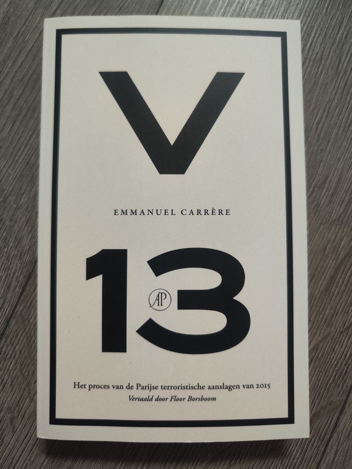 Emmanuel Carrère - V13, Boeken, Ophalen of Verzenden, Zo goed als nieuw, Emmanuel Carrère