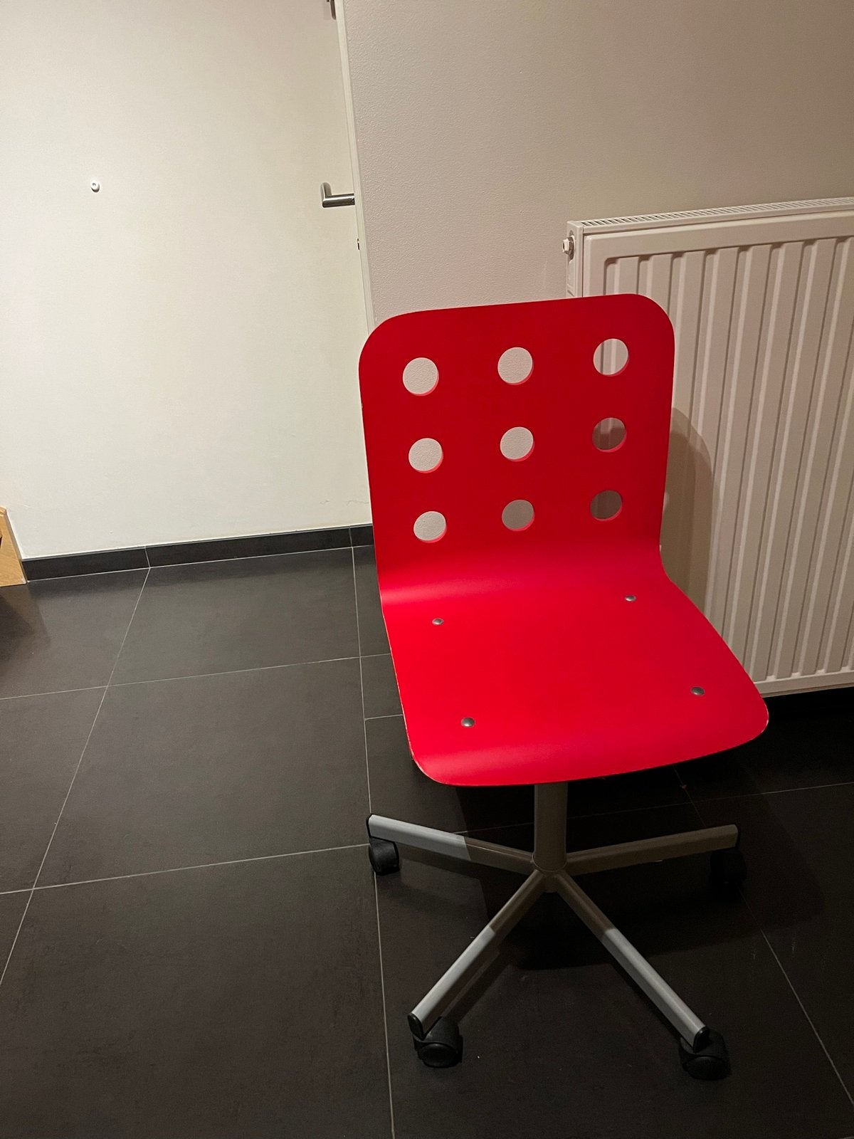 Bureau stoel ikea rood lichte gebruikers sporen, Ophalen, Zo goed als nieuw, Rood