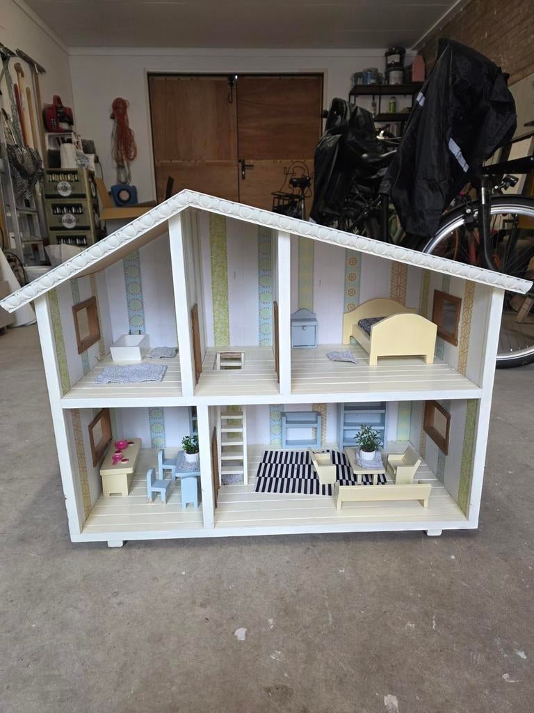 Groot houten poppenhuis met meubels, Verzamelen, Poppenhuizen en Toebehoren, Ophalen