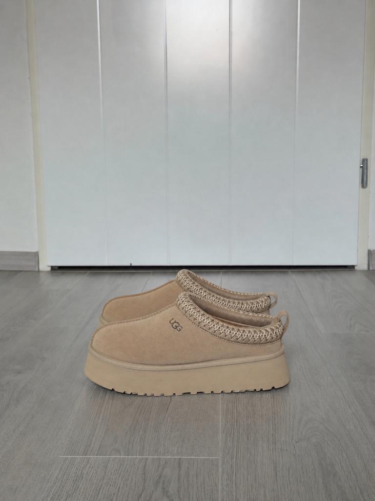 UGG Tazz Mustard Seed, Beige, Nieuw, Ophalen of Verzenden, Pantoffels of Sloffen