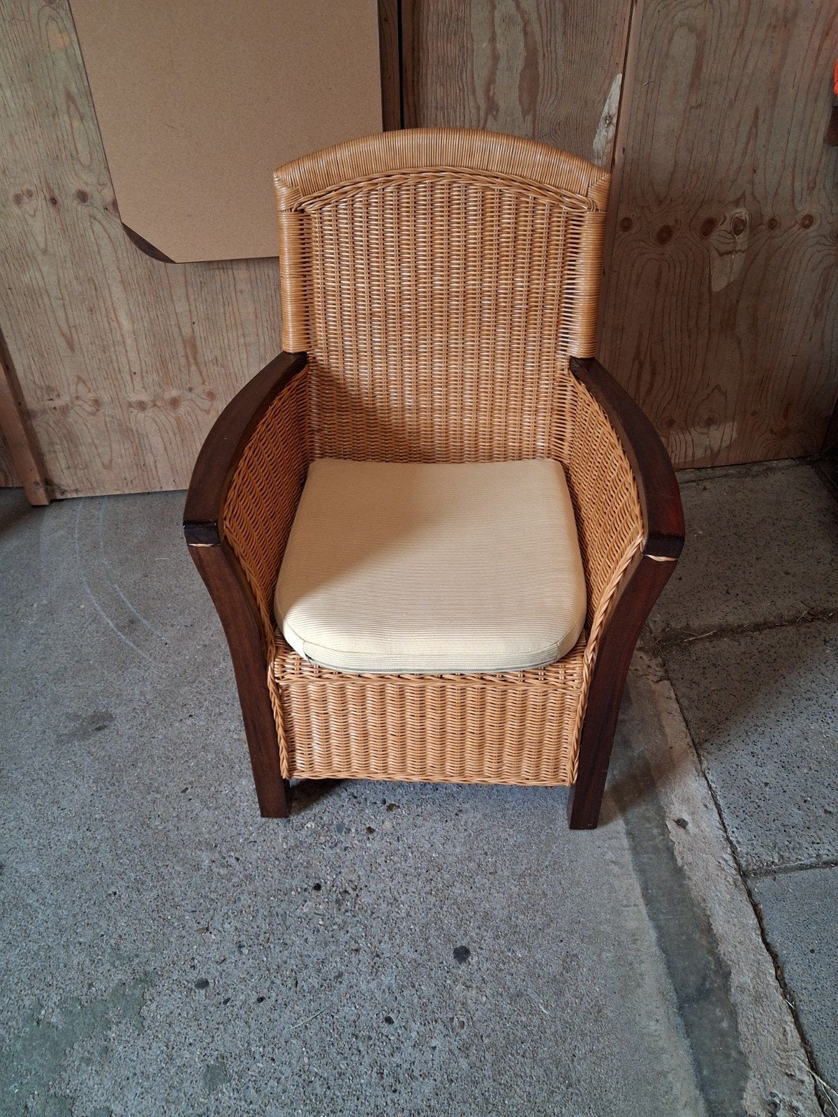 Rotan stoel met houten armleuningen en kussen, Huis en Inrichting, Ophalen, Gebruikt, Bruin, Landelijk, Klassiek
