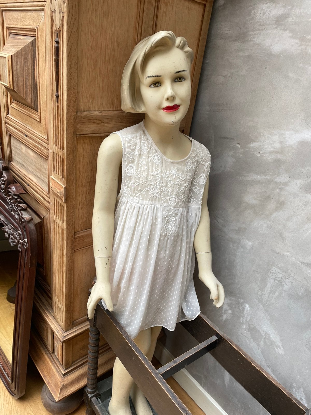 Prachtige vintage etalagepop kind (jaren '50) broderie jurk, Ophalen