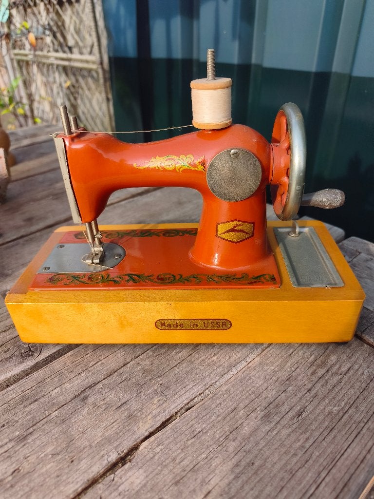 Vintage kindernaaimachine jaren 70 USSR oranje, Ophalen of Verzenden