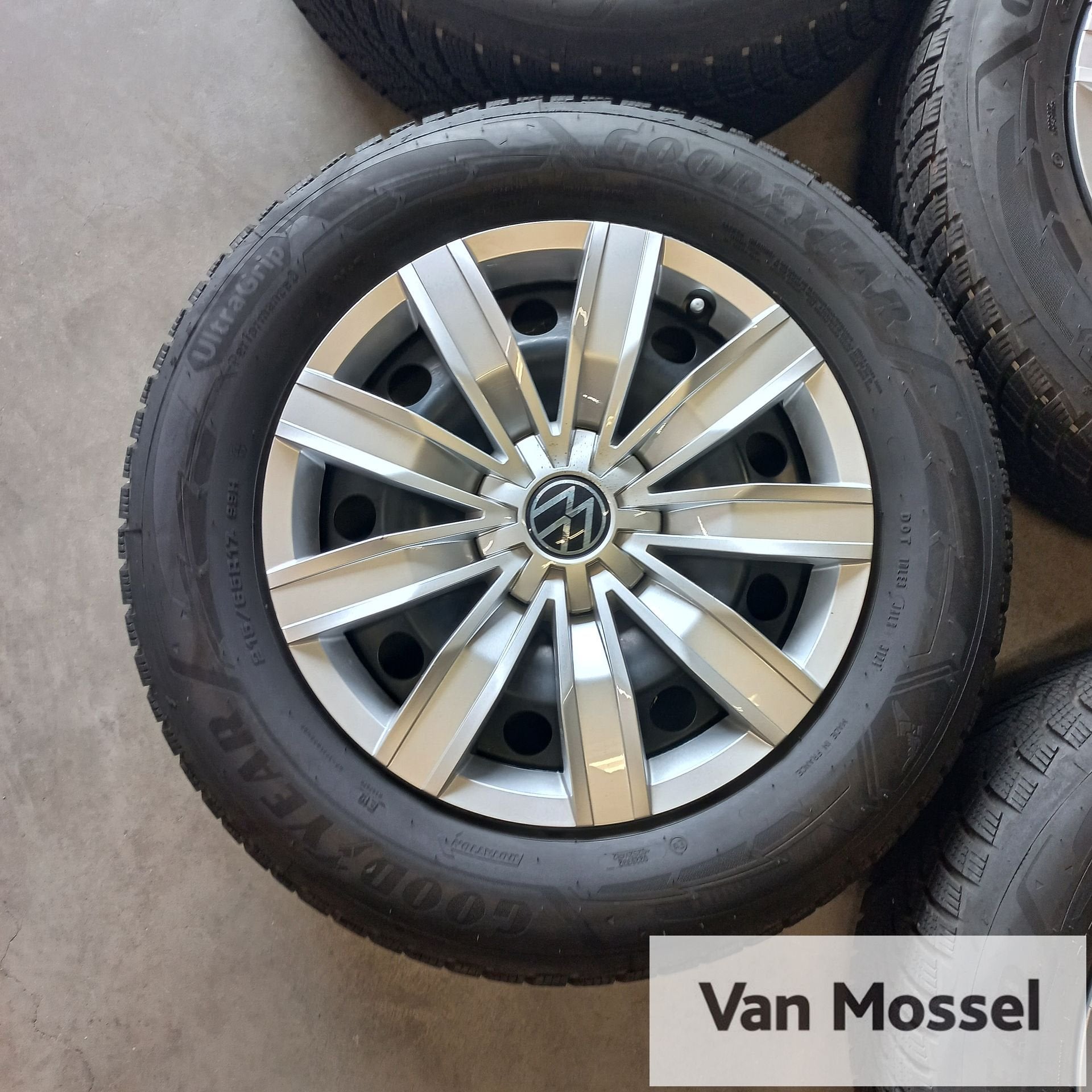 Volkswagen Tiguan GoodYear UltraGrip Performance 3 215/65/R1, -, -, Banden en Velgen, 17 inch
