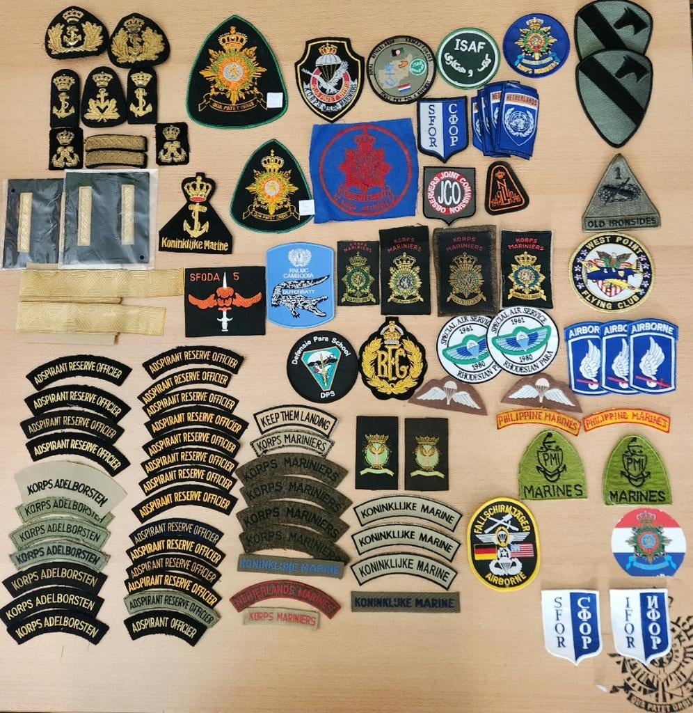 Groot kavel Mariniers KM enz., Verzamelen, Ophalen of Verzenden, Marine, Nederland, Embleem of Badge