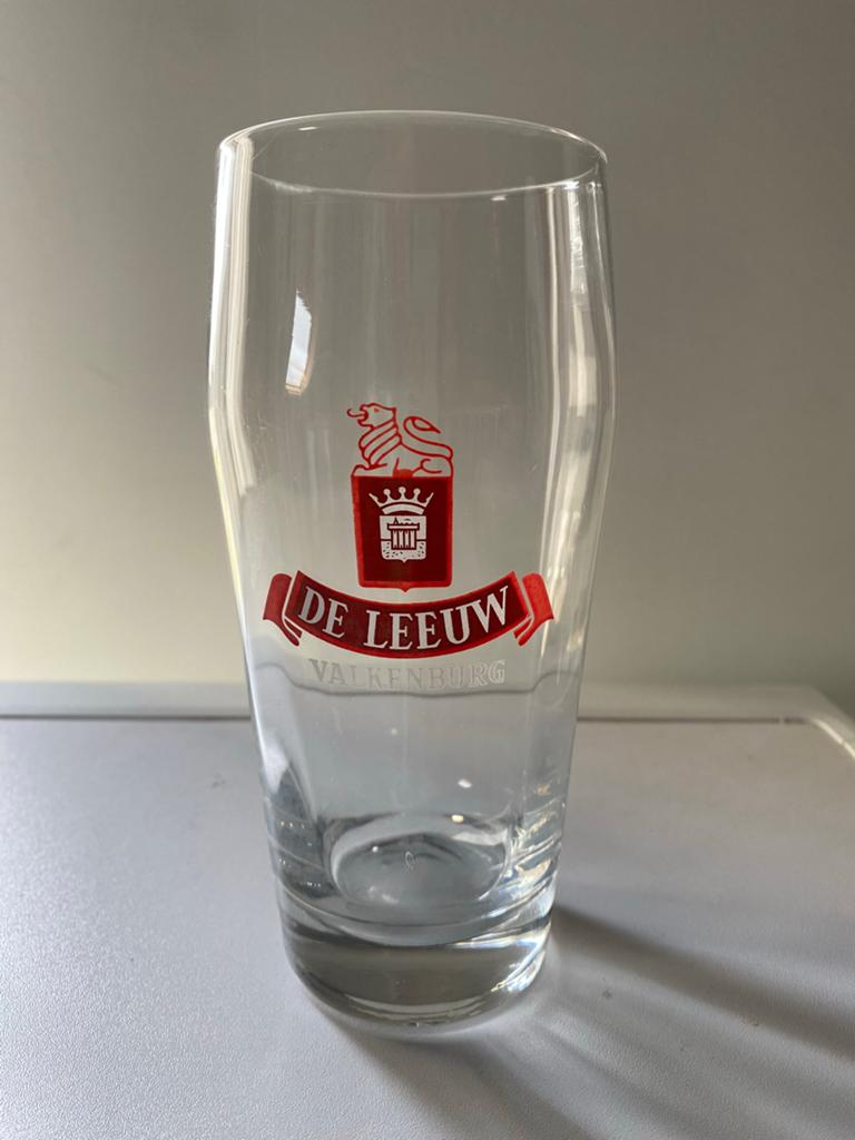 Groot bierglas ‘De Leeuw’ bier Valkenburg Limburg 1/2 liter, Ophalen of Verzenden, Zo goed als nieuw, Glas of Glazen, Brand