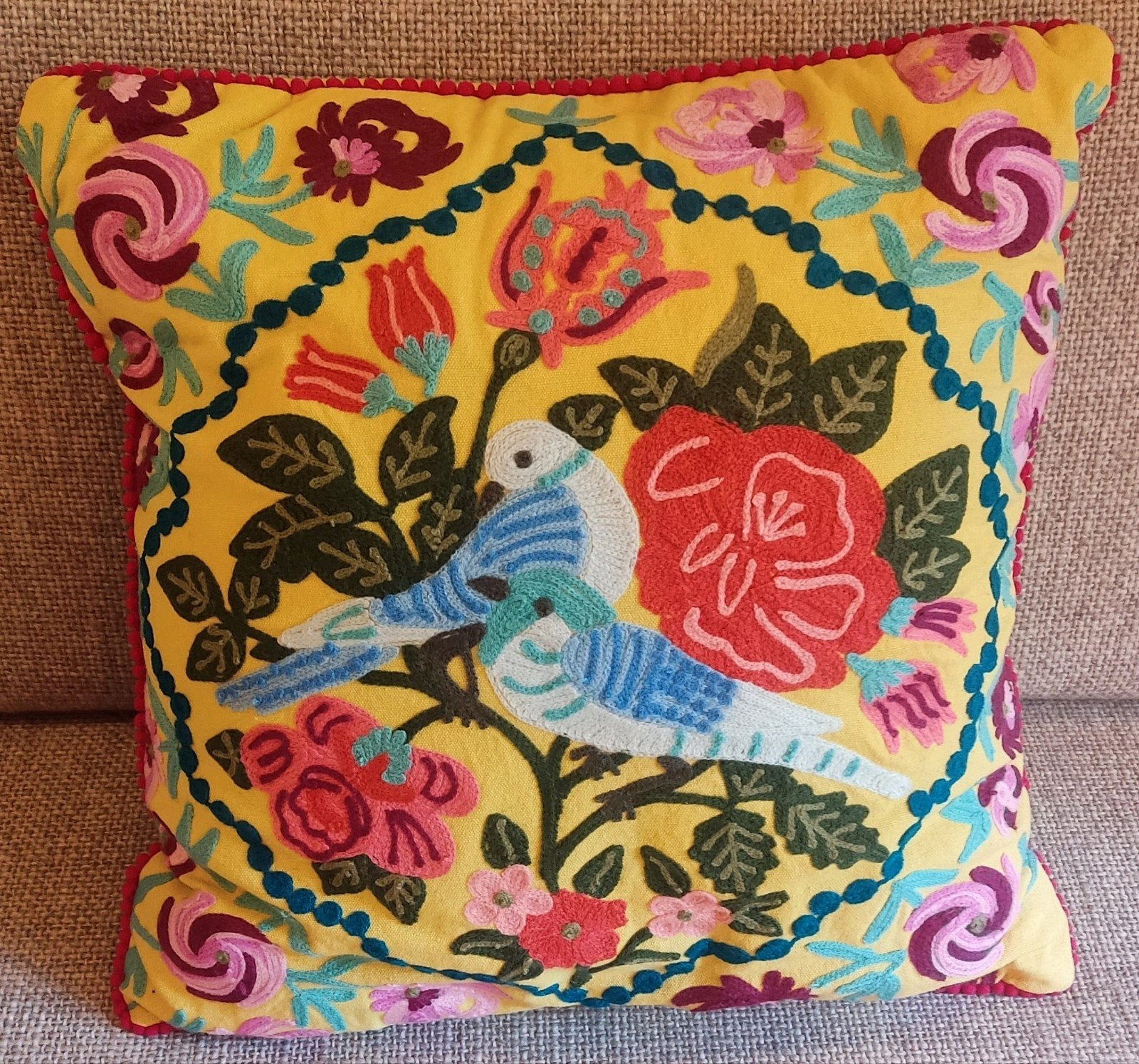 2 handgeborduurde kussens met vulling van Karma Living 45x45, Huis en Inrichting, Ophalen of Verzenden, Nieuw, Vierkant