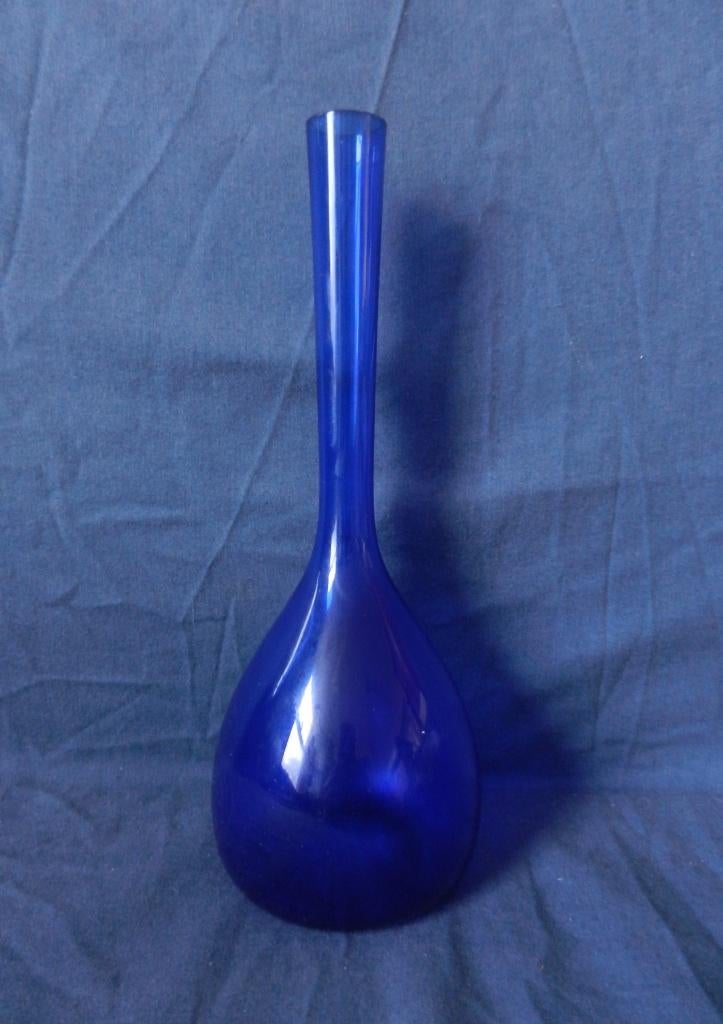 Blauwe glazen zgn Bulb vase Gullaskruf ontw A. Percy h 24,3, Antiek en Kunst, Antiek | Glas en Kristal, Ophalen of Verzenden