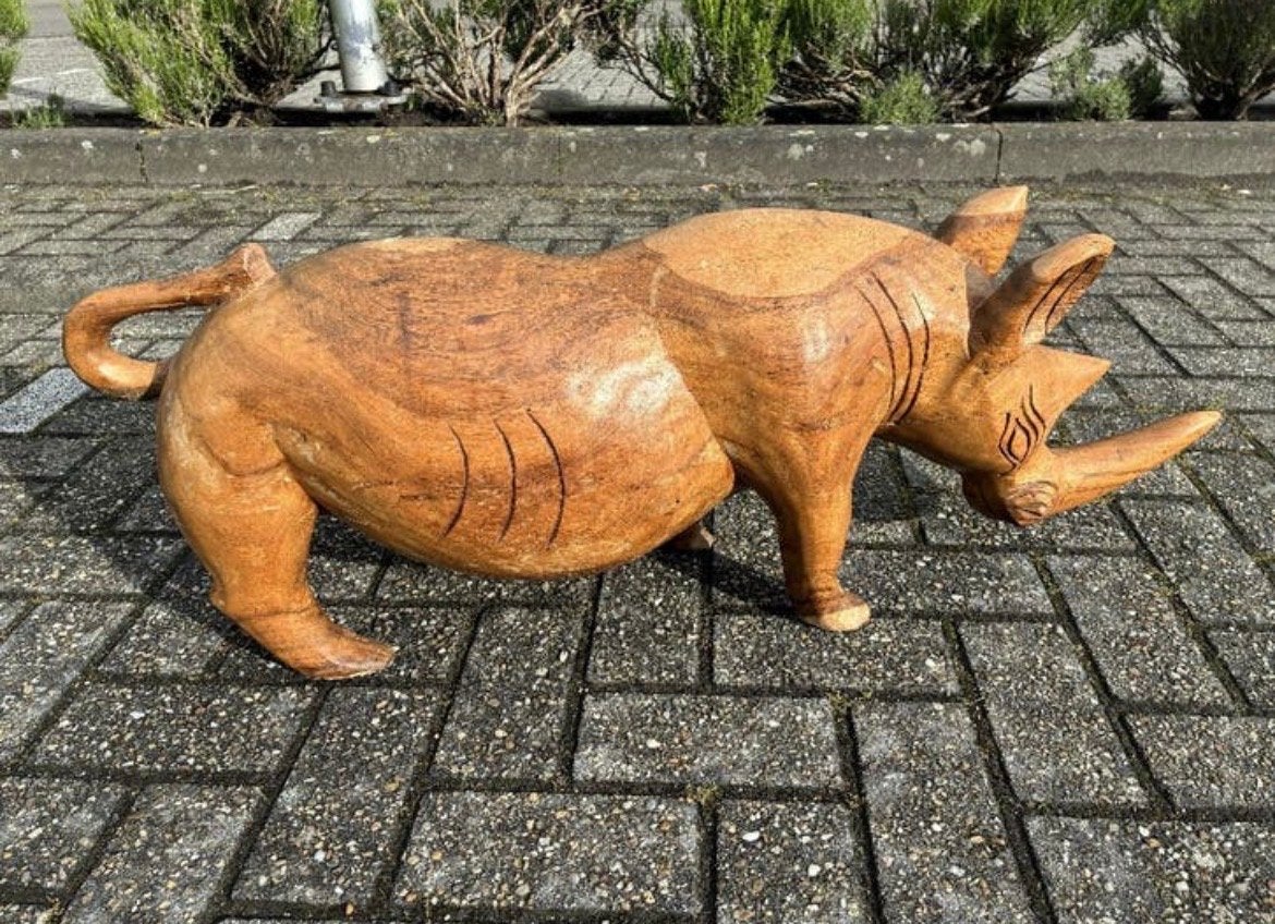 Groot en zwaar houten neushoorn beeld - 95 cm lang, Antiek en Kunst, Ophalen, Houtsnijwerk, 50 - 100 cm, Hout