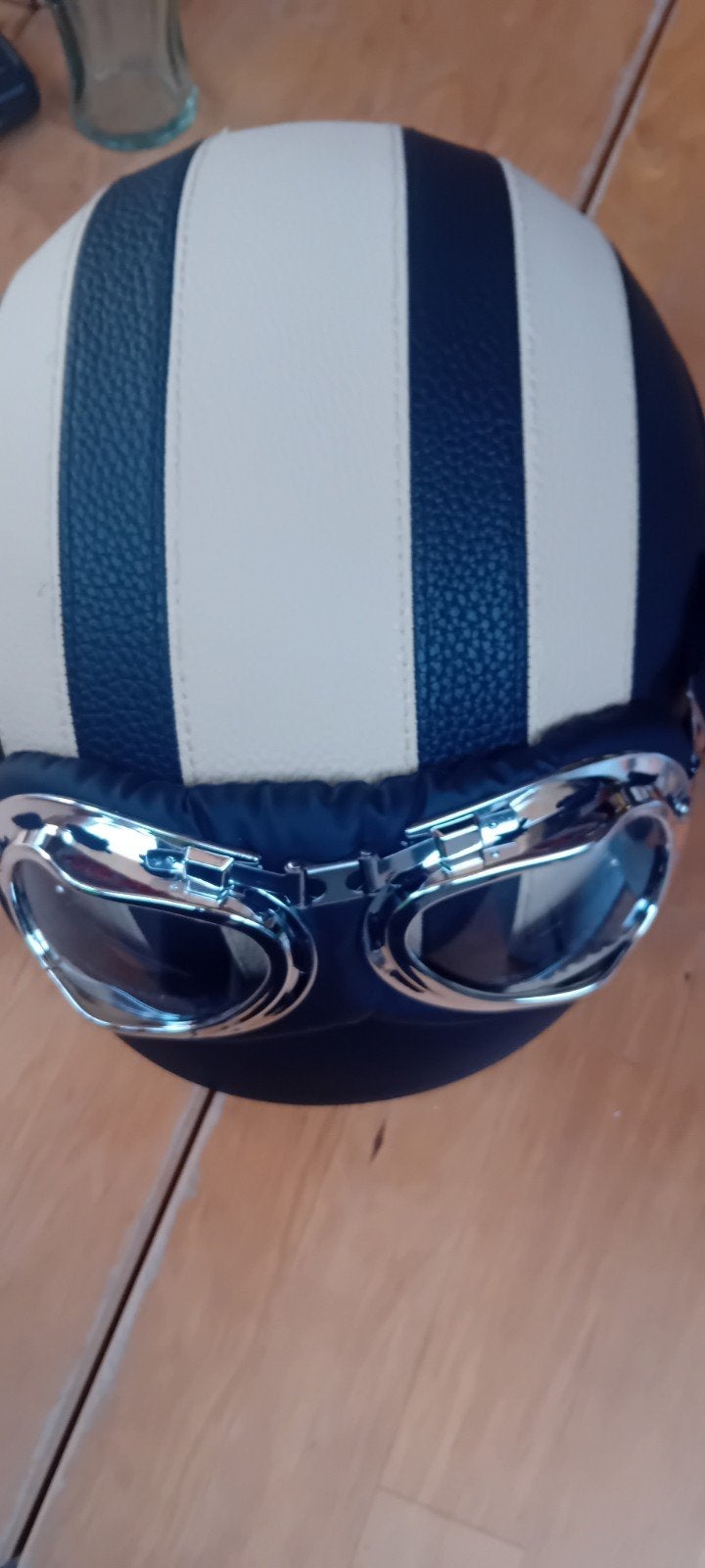 Retro Bromfiets  met Bril - Zwart/Wit Gestreepte Scooterhelm, Ophalen of Verzenden, Zo goed als nieuw, Medium, Onbekend