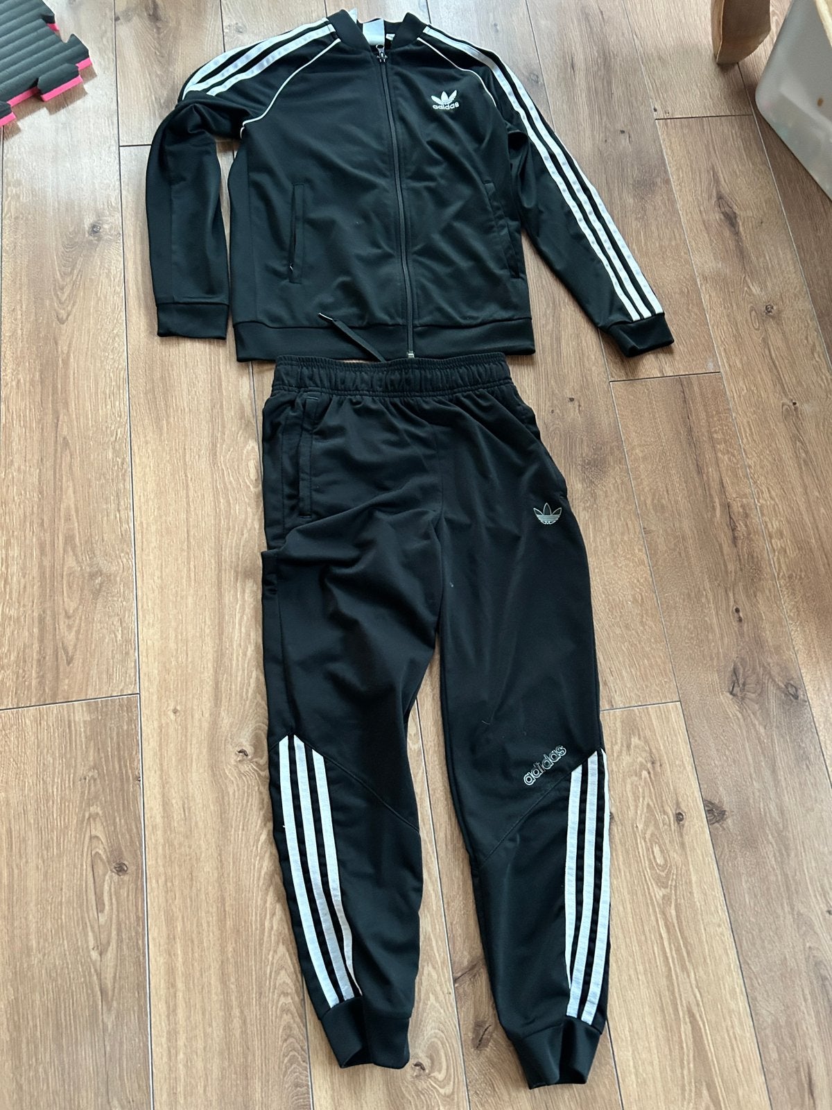 Adidas jongens pak set joggingpak setje maat 152, Ophalen of Verzenden, Zo goed als nieuw