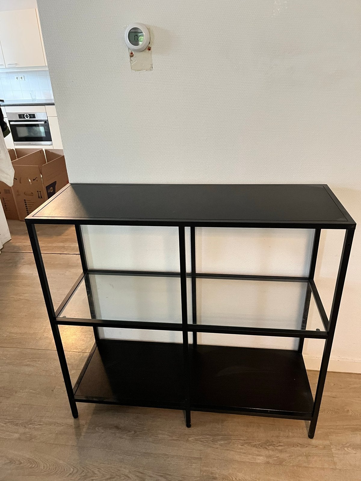 Gratis Strakke zwarte sidetable met glazen planken, Ophalen, Gebruikt, Metaal of Aluminium, 75 cm of meer