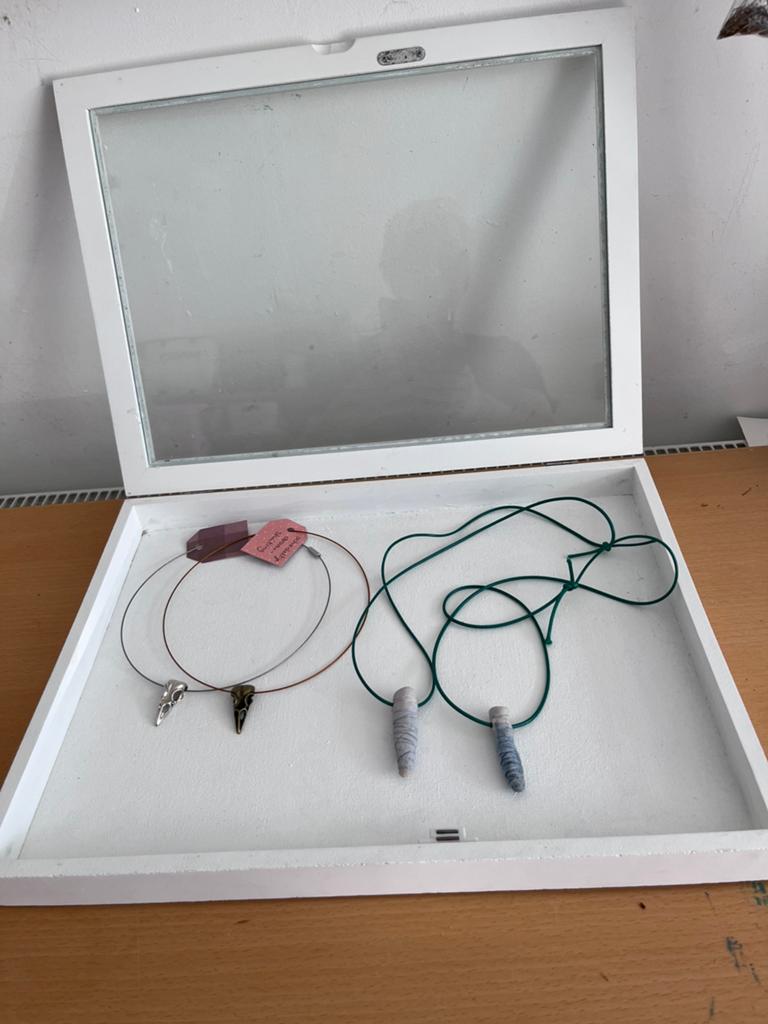 Kleine vitrine voor sieraden, Minder dan 50 cm, Gebruikt, Met klep(pen), Ophalen of Verzenden