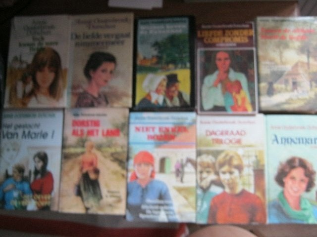 10 Omnibus Annie Oosterbroek  Dageraad / Van Marle  464, Boeken, Verzenden, Gelezen