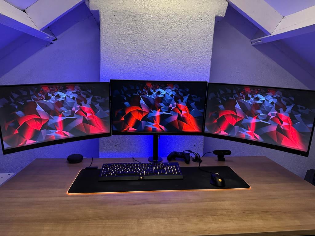 Volledige gaming setup met 3 monitoren en elektrisch bureau, Spelcomputers en Games, Games | Pc, Gebruikt, Overige genres, 1 speler