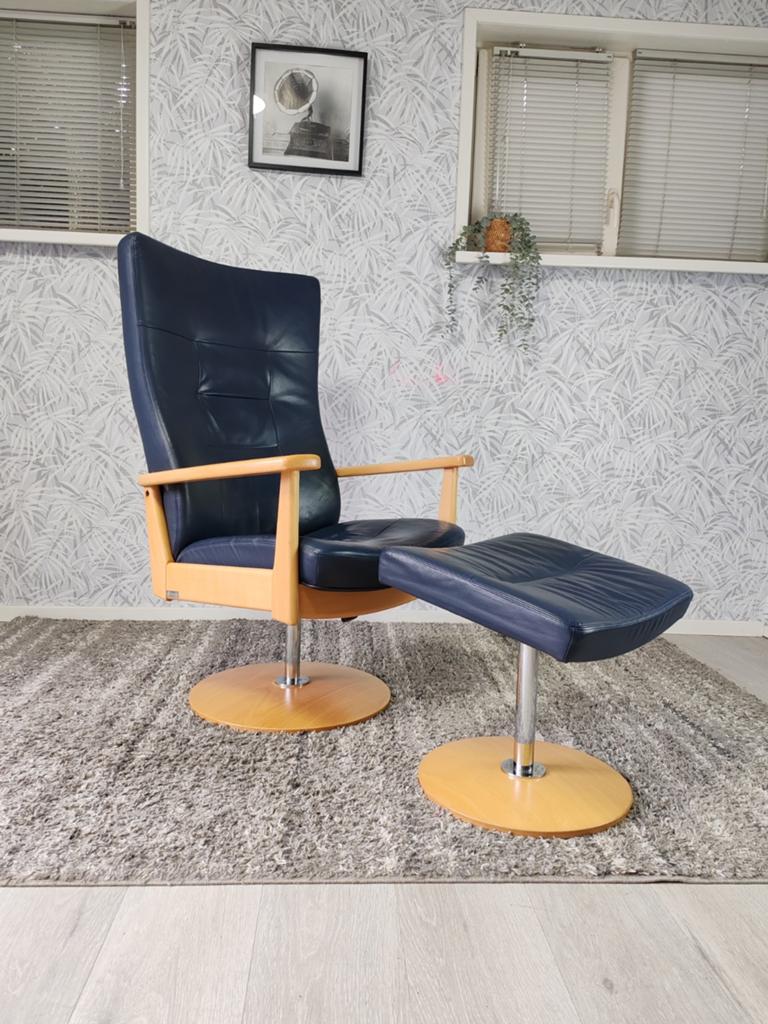Farstrup fauteuil met voetenbank - Donkerblauw leer, Huis en Inrichting, Fauteuils, Gebruikt, Modern, Scandinavisch, Farstrup Furniture A/S