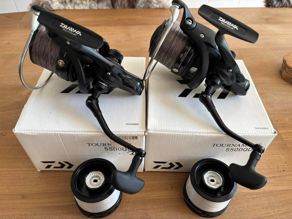 2x ZGAN Daiwa Tournament 5500 QDA + 2 weston spare spool, Ophalen of Verzenden, Zo goed als nieuw, Molen