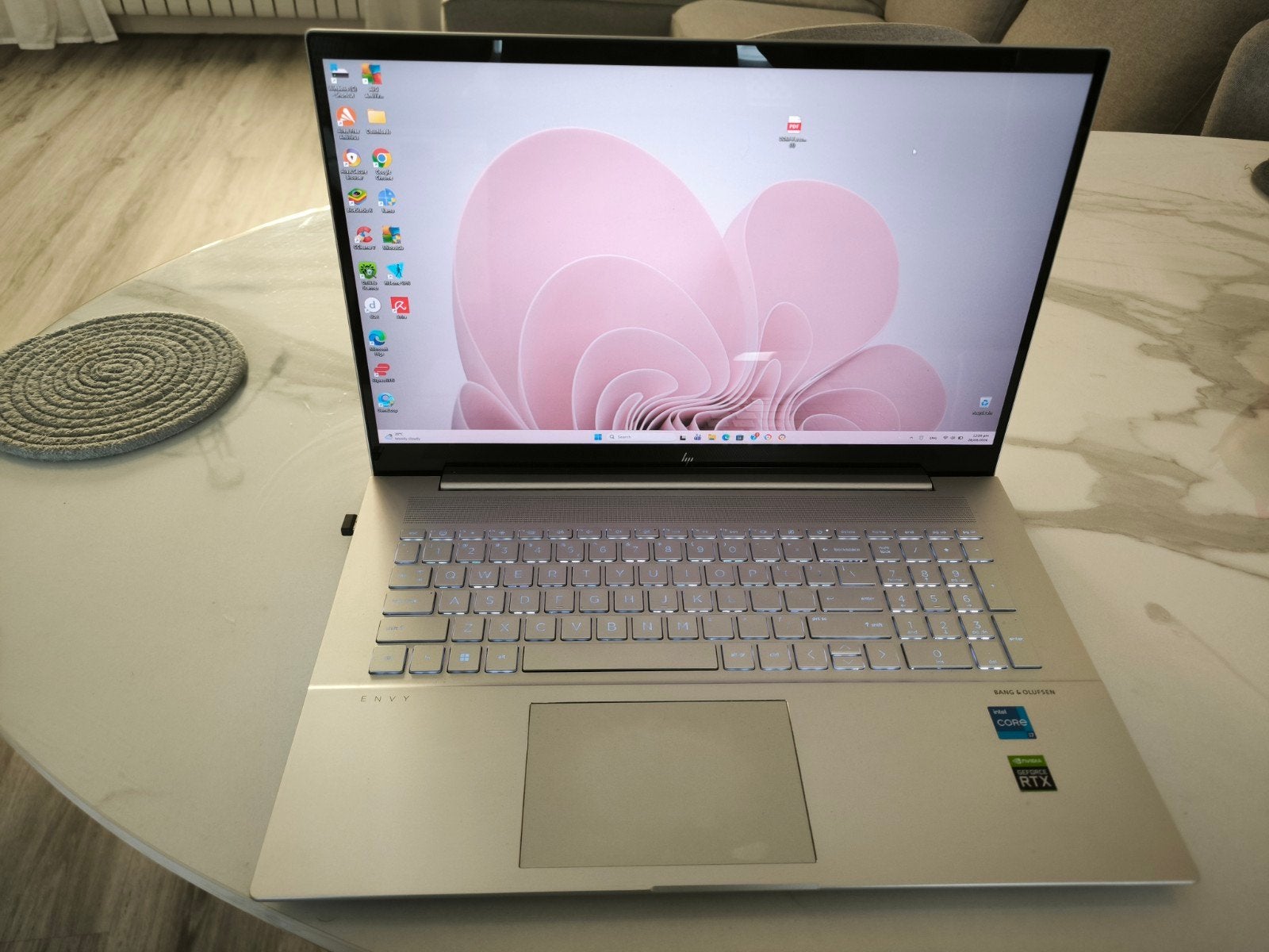 HP ENVY 17 - i7 / 32GB RAM / RTX 2050 / 952GB SSD