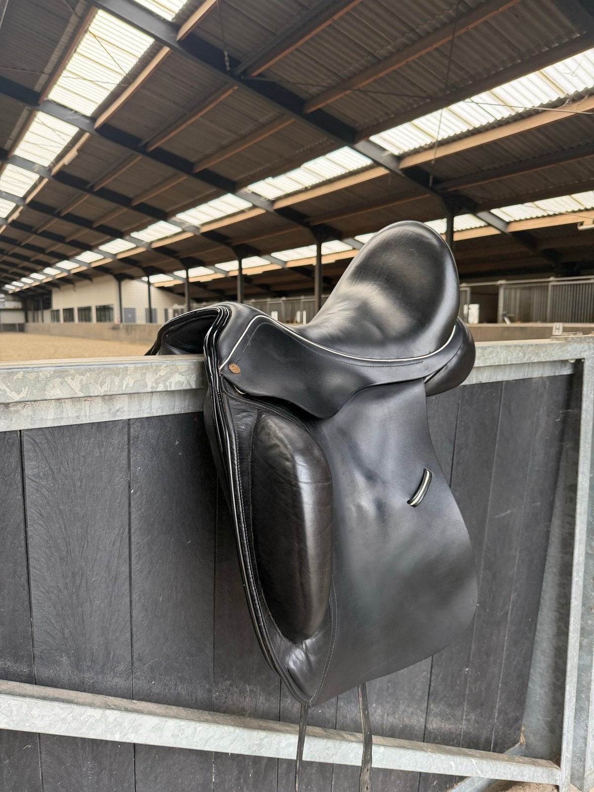 KM Worldriding zadel, Dieren en Toebehoren, Ophalen, Gebruikt, Dressuur, M (17 inch)