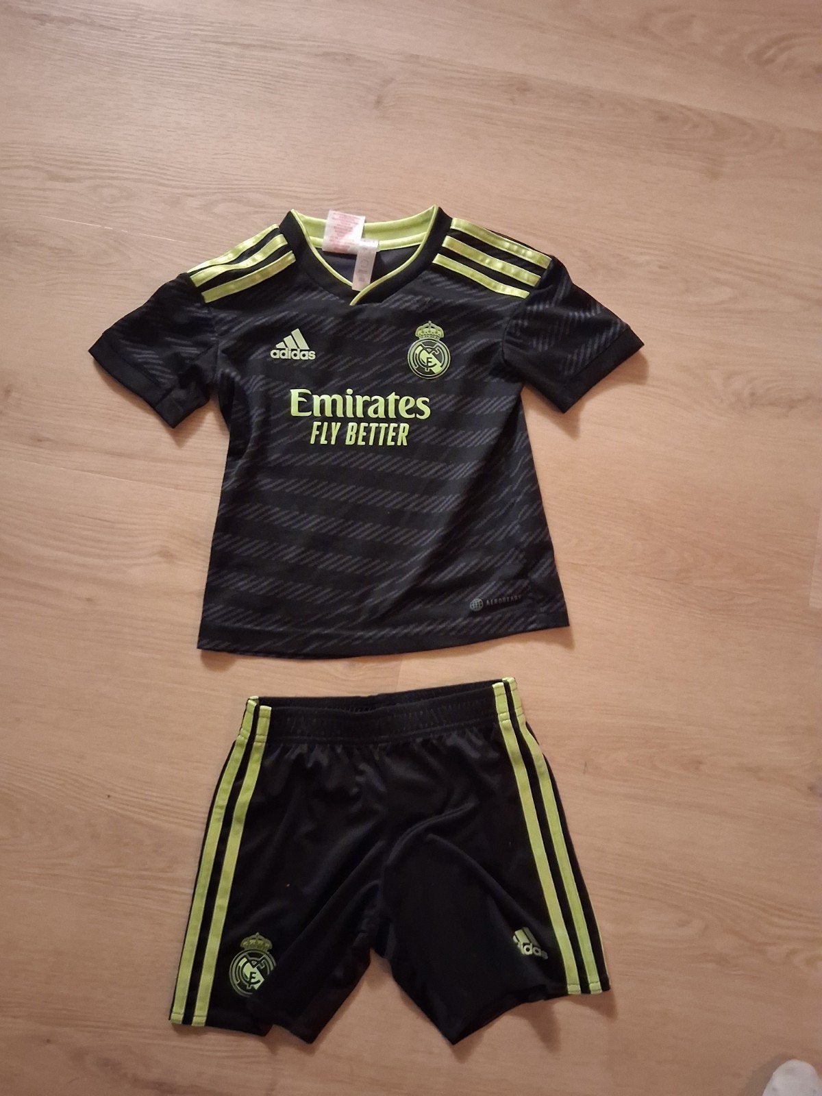 Adidas Real Madrid tenue  (4-5 jaar), Maat XS of kleiner, Ophalen of Verzenden, Zo goed als nieuw, Set