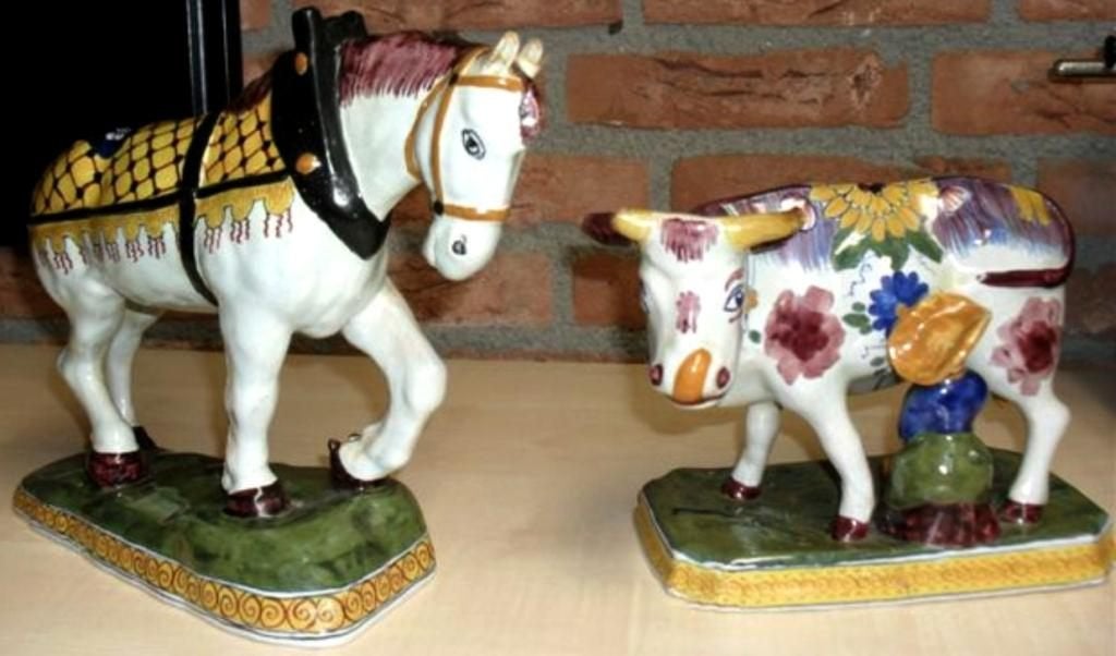 ANTIEKE HANDGESCHILDERD BEELDJES EN VAASJE.{KOE IS VERKOCHT}, Antiek en Kunst, Ophalen of Verzenden, Beeld