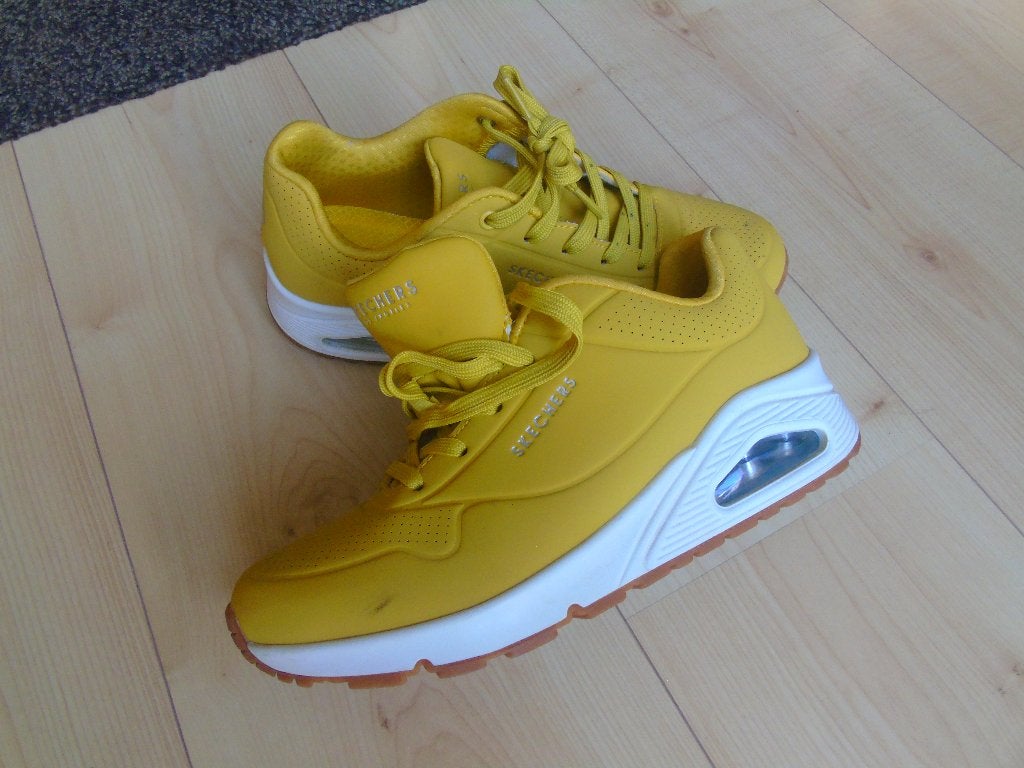 Skechers Air Cooled Memory Foam - Geel, Kleding | Dames, Schoenen, Zo goed als nieuw, Sneakers of Gympen, Geel, Ophalen of Verzenden
