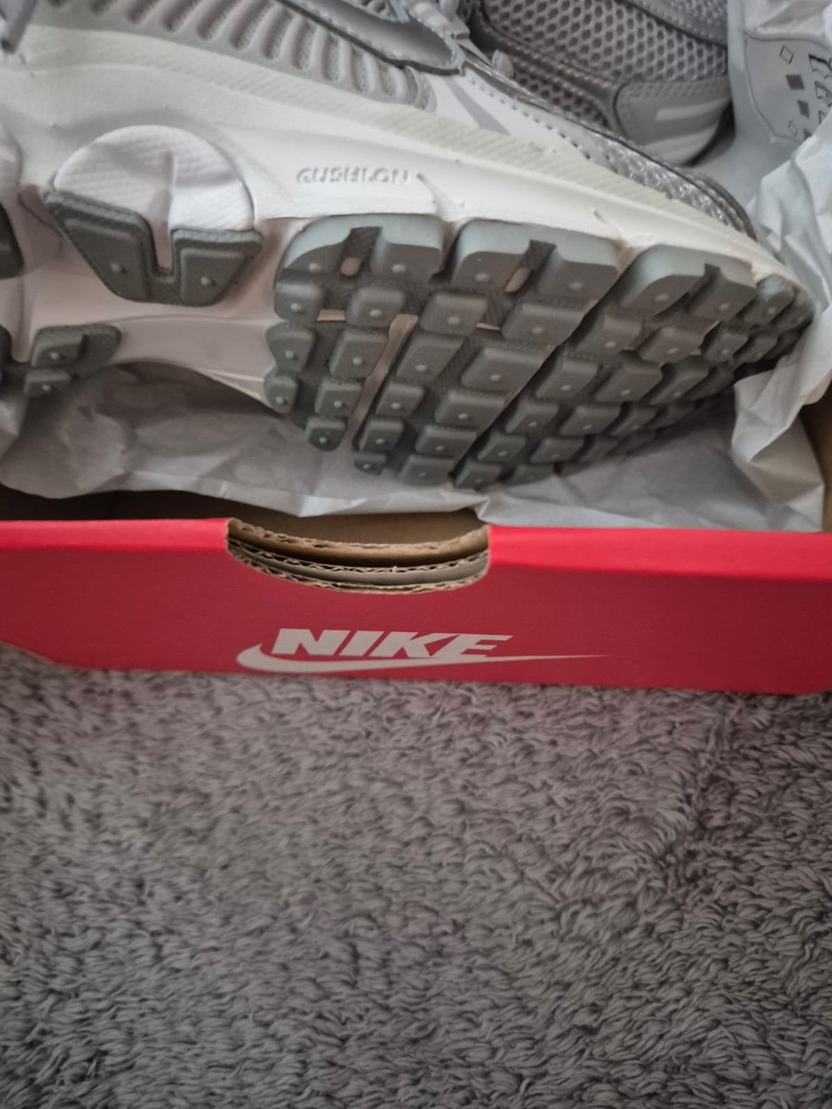 niew Nike schonen, Kleding | Dames, Ophalen of Verzenden, Nieuw, Grijs, Sportschoenen