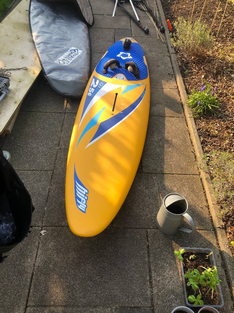 Hifly move 256 surfboard is prima conditie, Watersport en Boten, Windsurfen, Zo goed als nieuw, Plank, Overige merken, 250 tot 300 cm