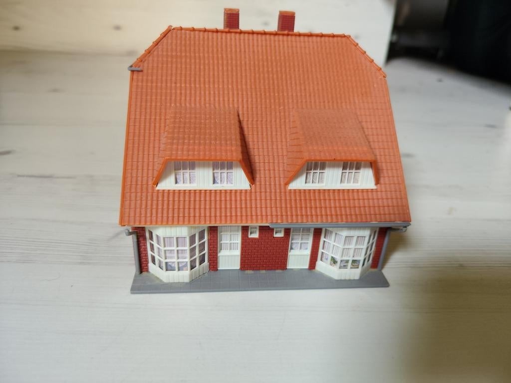 Semi-modern 2-onder-1-kap woonhuis voor modelspoorbaan H0, Hobby en Vrije tijd, Modeltreinen | H0, Ophalen of Verzenden