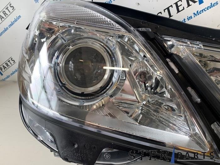 Koplamp rechts van een Mercedes E-Klasse, Auto-onderdelen, 12 maanden garantie, -, Nieuw, Ophalen of Verzenden