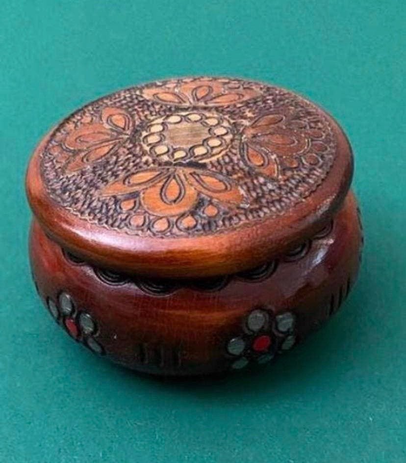 Uniek handgemaakt houten doosje met prachtig houtsnijwerk, Antiek en Kunst, Curiosa en Brocante, Ophalen of Verzenden