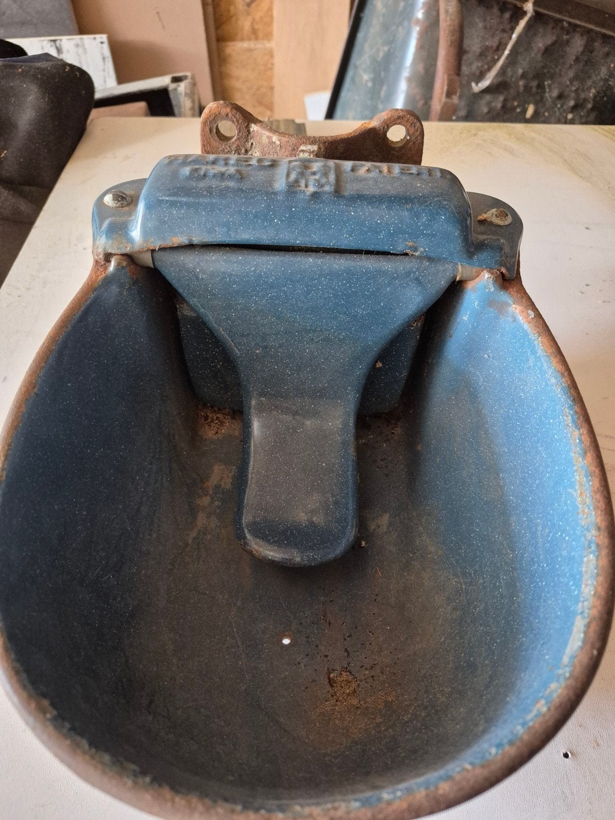 Antieke gietijzeren drinkbak voor vee, Ophalen