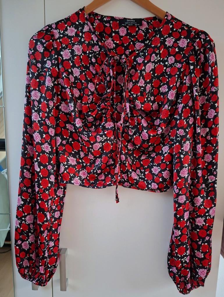 Bershka Bloemen Croptop met Lange Mouwen - Maat M, Maat 38/40 (M), Zwart, Zo goed als nieuw, Bershka