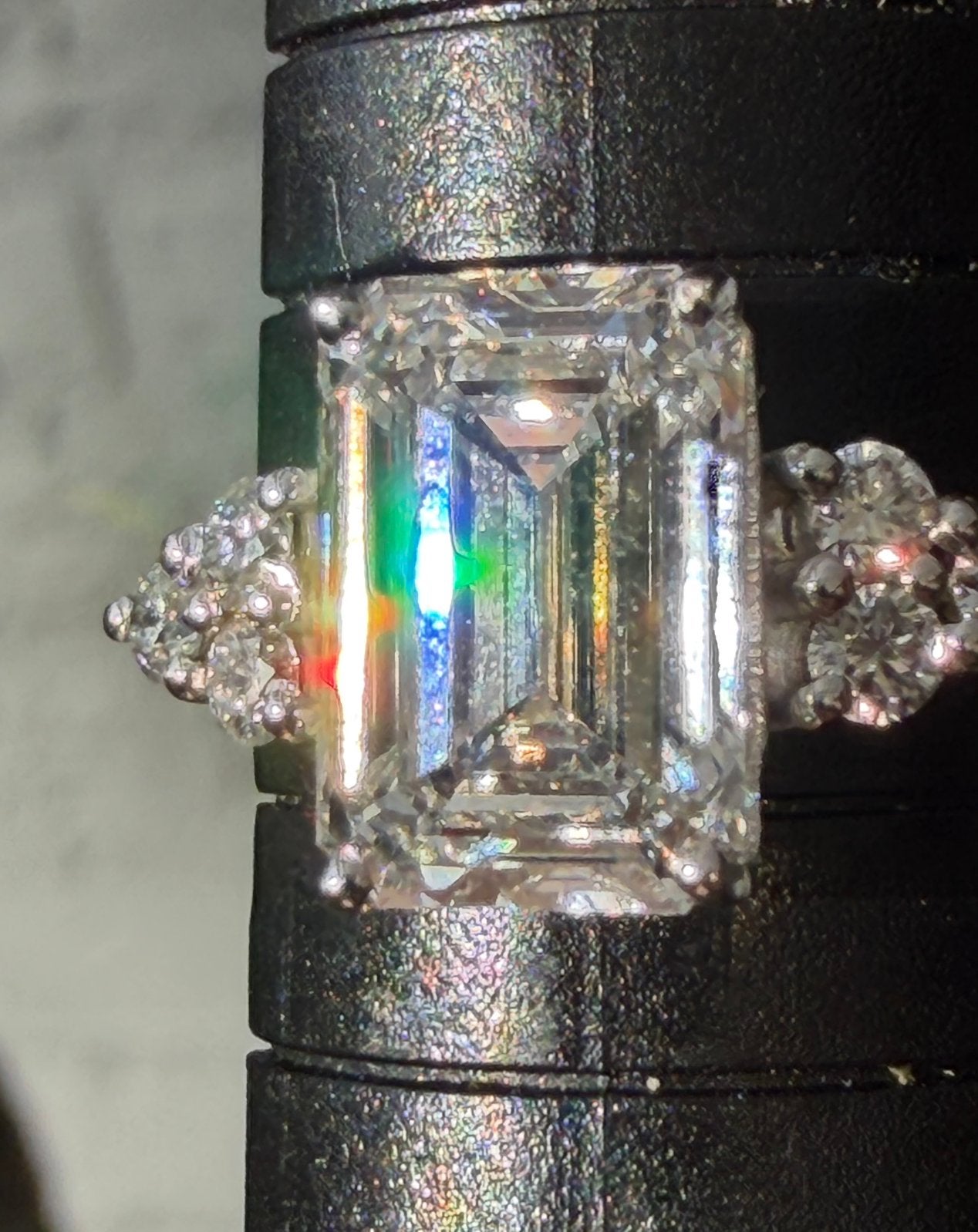 Schitterende 3.38ct Smaragd Diamant Ring 14k Witgoud, Nieuw, Ophalen of Verzenden, 17 tot 18, Met edelsteen