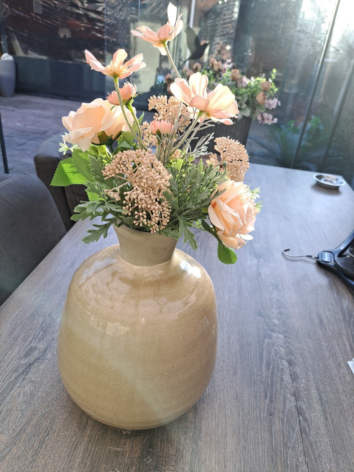 Stijlvolle vaas met kunstbloemen - Beige/Roze, Huis en Inrichting, Woonaccessoires | Vazen, Ophalen of Verzenden, Zo goed als nieuw