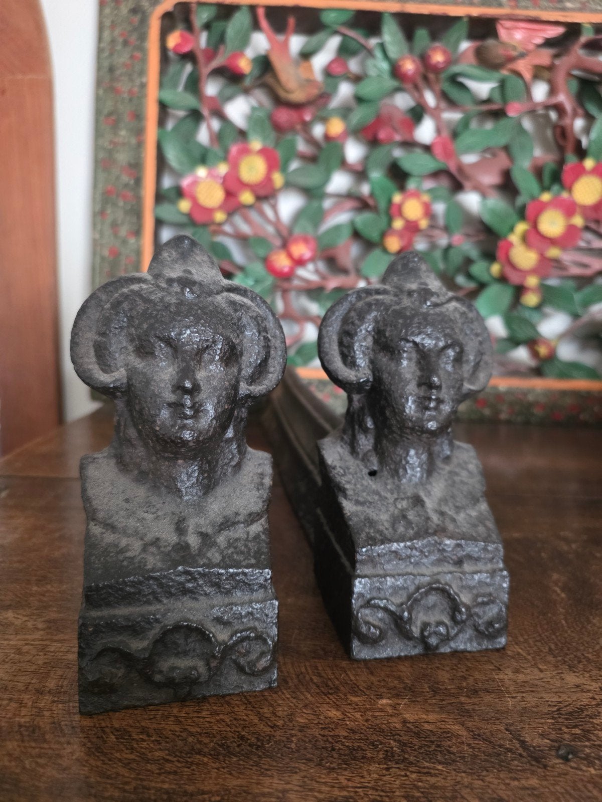 Antieke gietijzeren vuurbokken met ramskoppen, Ophalen of Verzenden