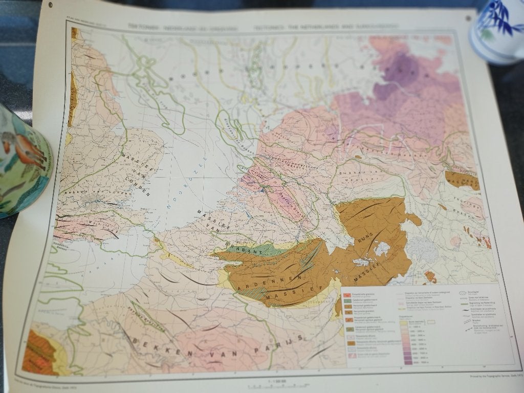 1975 landkaart Tektonische Kaart van Nederland aardoppervlak, Antiek en Kunst, Ophalen of Verzenden, Natuur en Biologie
