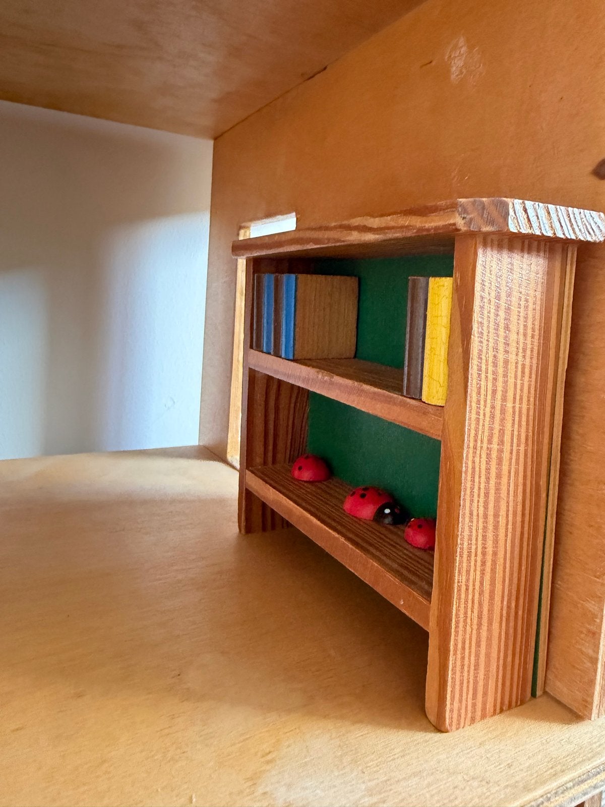 Vintage houten poppenhuis met meubels en pop, Kinderen en Baby's, Speelgoed | Poppenhuizen, Ophalen, Gebruikt, Poppenhuis