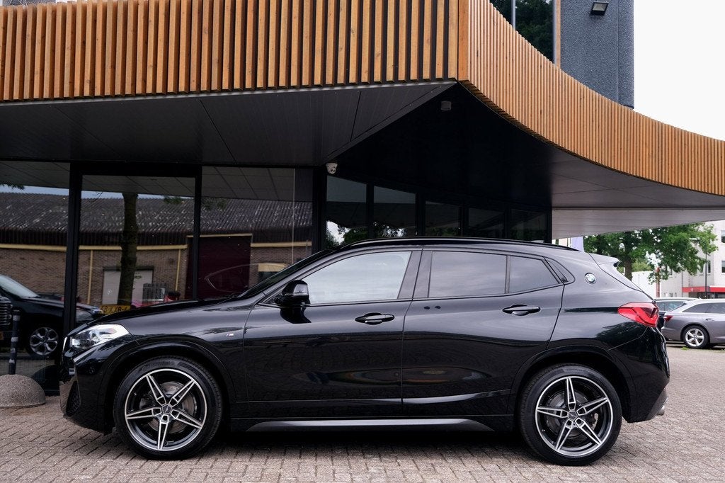 BMW X2 SDrive20i High Executive|Rijklaar!|M-Pakket|HUD|Trekh, Auto's, BMW, 1998 cc, 1435 kg, Alcantara, Zwart
