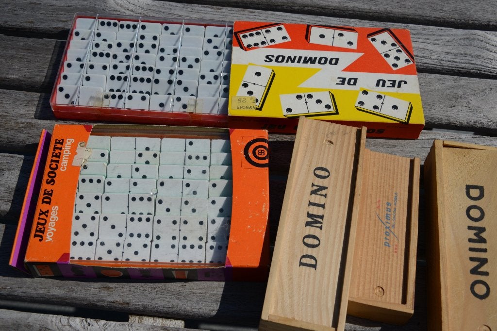 5 domino's:2 in houten kistje, 2 voor op reis,1 kinderdomino, Drie of vier spelers, Ophalen of Verzenden, Nieuw
