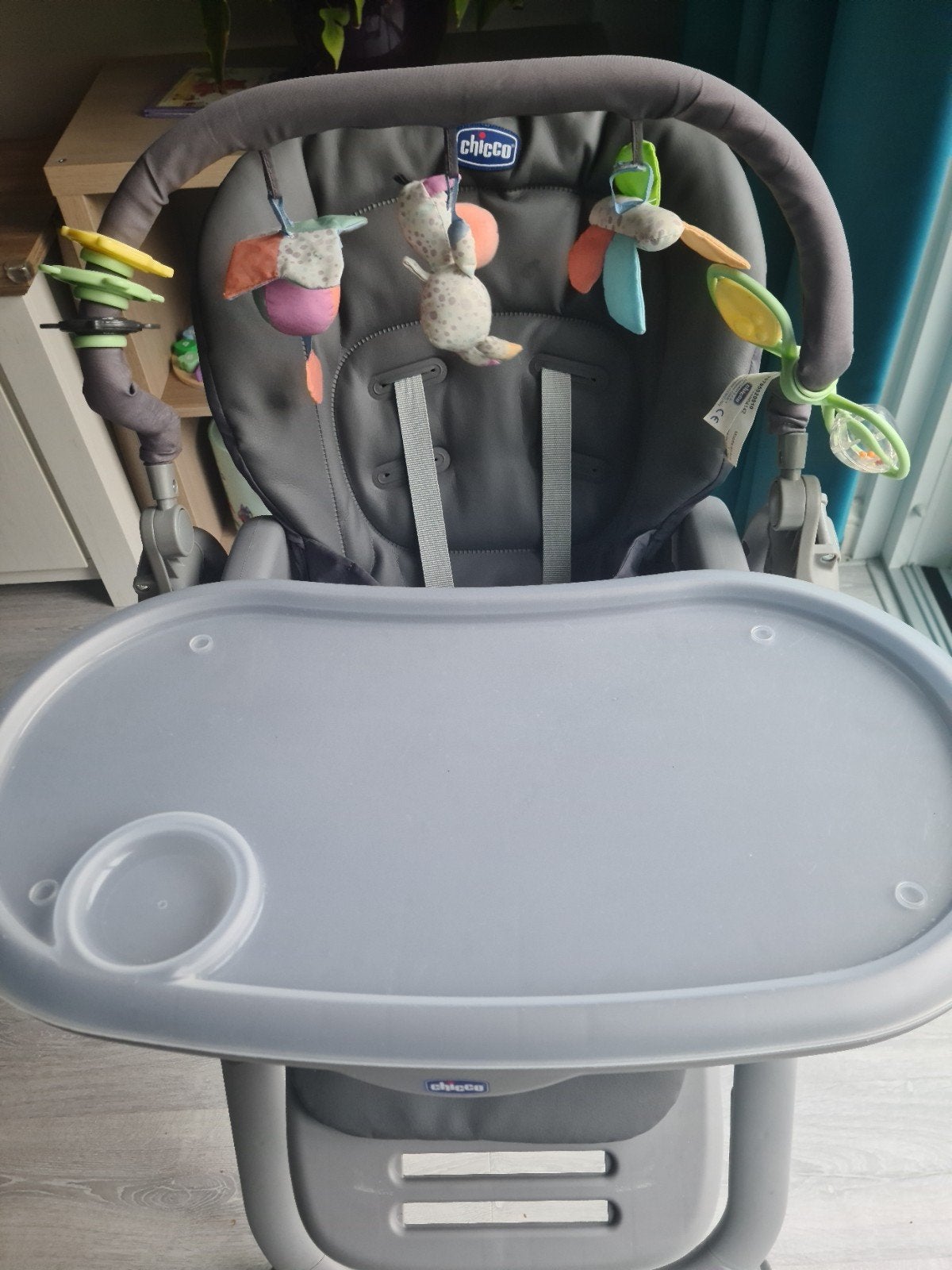 Chicco Polly Magic Relax kinderstoel met speelboog, Kinderen en Baby's, Kinderstoelen, Ophalen, Gebruikt, Meegroeistoel, Afneembaar eetblad