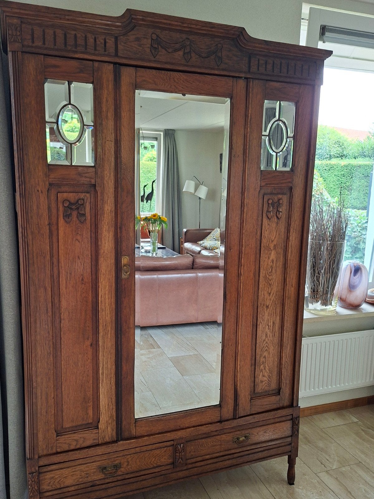 Antieke houten kledingkast met spiegel en glas-in-lood, Ophalen