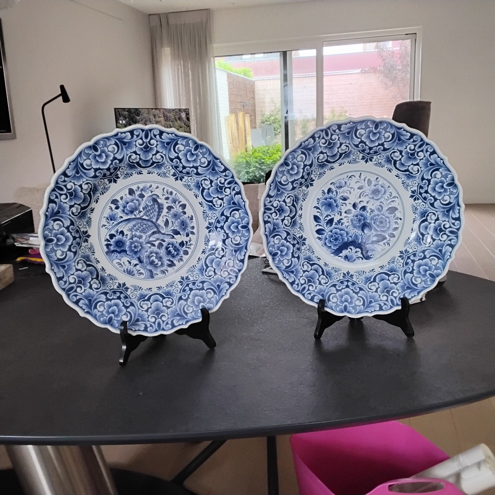2x Grote Delftse Blauwe Wandborden met Standaard - 37cm, Antiek en Kunst, Ophalen