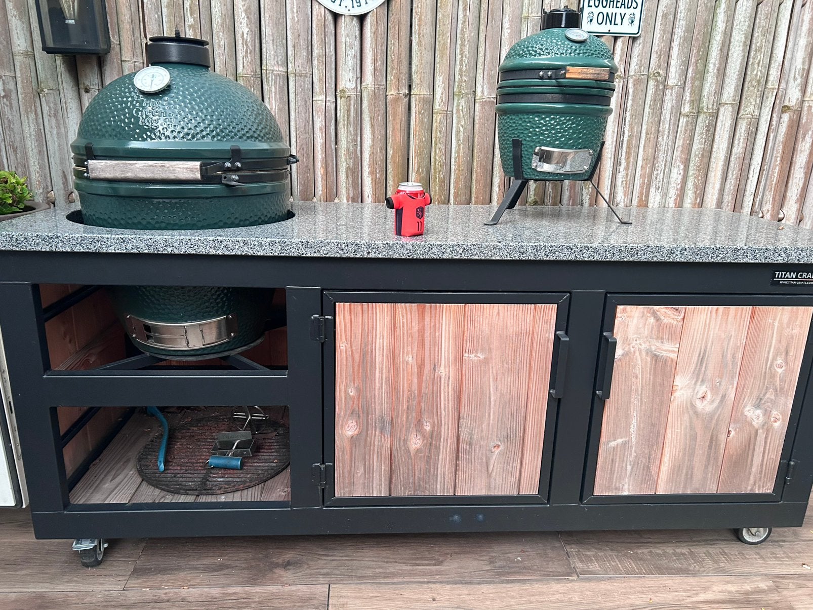 Big green egg bbq  + meubel, Ophalen, Gebruikt, Houtskool