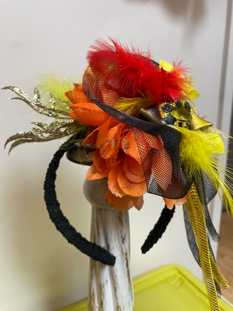 Leuk haarbandje met bloemen en veren, Kleding | Dames, Carnavalskleding en Feestkleding, Ophalen of Verzenden, Nieuw, Carnaval